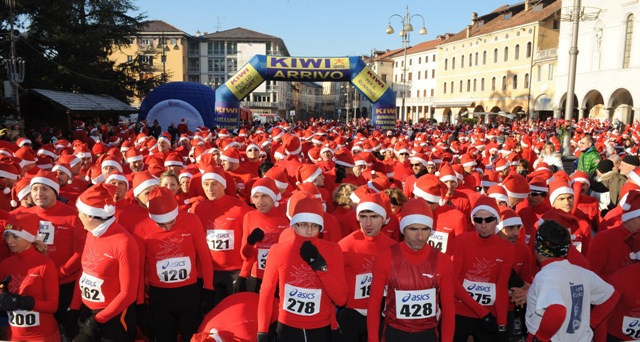 In Piazza Martiri la Santaklaus running che raggiunge i 1935 iscritti